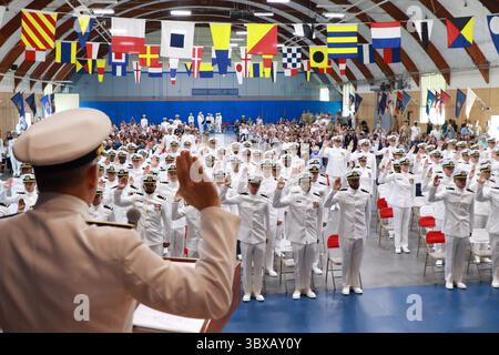 Stati Uniti. 11 luglio 2025. 105 studenti della Officer Candidate School, classe 13-25, presso l'Officer Training Command di Newport, partecipano alla cerimonia di laurea presso la Naval Station di Newport, 11 luglio 2025. Il contrammiraglio Matthew T. Pottenburgh, Comandante ufficiale, Naval Service Training Command ha partecipato insieme al contrammiraglio Theodore Leclair, Vice Comandante, Naval Surface Force, U.S. Pacific Fleet; Direttore, Task Force Littoral Combat Ship, che ha fornito supporto come relatore ospite per questo evento. (Credit Image: © U.S. Navy/ZUMA Press Wire) SOLO PER USO EDITORIALE! Non per USO commerciale! Foto Stock