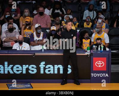 3 ottobre 2021, Los Angeles, California, Stati Uniti: Capo allenatore, Steve Nash dei Brooklyn Nets durante la partita di pre-stagione NBA con i Los Angeles Lakers domenica 3 ottobre 2021 allo Staples Center di Los Angeles, California. I Lakers perdono contro i Nets, 97-123. JAVIER ROJAS/PI (immagine di credito: © Prensa Internacional via ZUMA Press Wire) Foto Stock