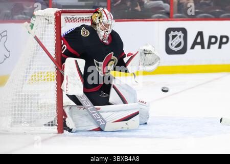 4 ottobre 2021: Il portiere degli Ottawa Senators Matt Murray (30) in azione durante la gara di pre-stagione della NHL tra i Toronto Maple Leafs e gli Ottawa Senators al Canadian Tire Centre di Ottawa, Canada. Daniel Lea/CSM(immagine di credito: &Copy; Daniel Lea/CSM tramite cavo ZUMA) Foto Stock