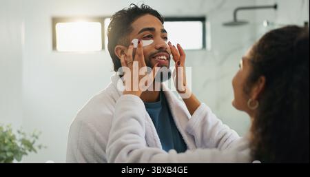 Cura della pelle, cerotti per gli occhi e amore con la coppia in bagno per bellezza, routine mattutina e spa fai da te. Trattamento viso, cura di sé e cosmetici con uomo e. Foto Stock