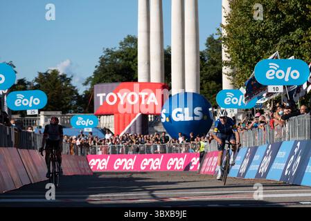 6 ottobre 2021, Italia: JOAO ALMEIDA e il vincitore del Tour de France TADEJ POGACAR combattono per il terzo posto durante la classica ciclistica di Milano Torino alla sua 102a edizione (Credit Image: © Matteo Secci/ZUMA Wire/ZUMAPRESS.com) Foto Stock