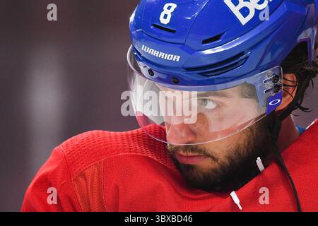 6 ottobre 2021: Guardate il difensore dei Montreal Canadiens Ben Chiarot (8) durante la partita degli Ottawa Senators contro i Montreal Canadiens al Bell Centre di Montreal, Quebec. David Kirouac/CSM(immagine di credito: &Copy; David Kirouac/CSM tramite cavo ZUMA) Foto Stock
