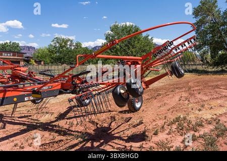 6 luglio 2021, Moab, Utah, Stati Uniti: Un rastrello rotante combina file più piccole di fieno in una fila più grande per ridurre il numero di passate necessarie alla macchina imballatrice. (Immagine di credito: © Jon G. Fuller/VW Pics via ZUMA Press Wire) Foto Stock