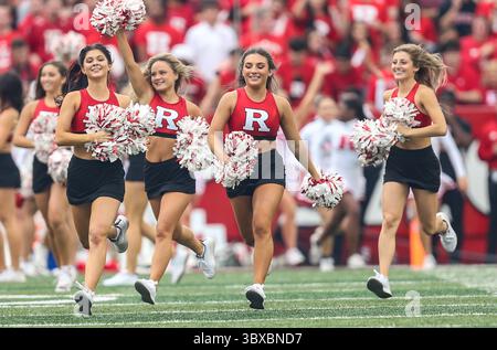 9 ottobre 2021: I membri del Rutgers Dance Team intratterranno la folla durante una partita di football NCAA tra i Michigan State Spartans e i Rutgers Scarlet Knights allo SHI Stadium di Piscataway, New Jersey Mike Langish/Cal Sport Media.(immagine di credito: &Copy; Mike Langish/CSM tramite cavo ZUMA) Foto Stock