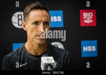 6 ottobre 2021, Belleville, New Jersey, Stati Uniti: New York, New York, Stati Uniti. 6 ottobre 2021..il capo-allenatore dei Brooklyn Nets Steve Nash parla con i giornalisti in un bar di fronte a domande e risposte durante una sessione di formazione tenutasi presso il centro di formazione Hospital for Special Surgery (HSS) di Industry City, Brooklyn mercoledì 6 ottobre 2021 a New York City, USA... credito: Stefan Jeremiah/ZUMA Wire (immagine di credito: © Stefan Jeremiah/ZUMA Press Wire) Foto Stock