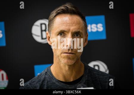 6 ottobre 2021, Belleville, New Jersey, Stati Uniti: New York, New York, Stati Uniti. 6 ottobre 2021..il capo-allenatore dei Brooklyn Nets Steve Nash parla con i giornalisti in un bar di fronte a domande e risposte durante una sessione di formazione tenutasi presso il centro di formazione Hospital for Special Surgery (HSS) di Industry City, Brooklyn mercoledì 6 ottobre 2021 a New York City, USA... credito: Stefan Jeremiah/ZUMA Wire (immagine di credito: © Stefan Jeremiah/ZUMA Press Wire) Foto Stock