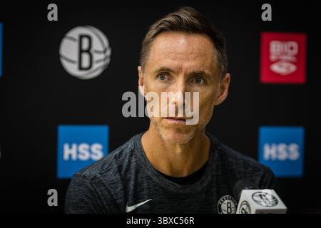 6 ottobre 2021, Belleville, New Jersey, Stati Uniti: New York, New York, Stati Uniti. 6 ottobre 2021..il capo-allenatore dei Brooklyn Nets Steve Nash parla con i giornalisti in un bar di fronte a domande e risposte durante una sessione di formazione tenutasi presso il centro di formazione Hospital for Special Surgery (HSS) di Industry City, Brooklyn mercoledì 6 ottobre 2021 a New York City, USA... credito: Stefan Jeremiah/ZUMA Wire (immagine di credito: © Stefan Jeremiah/ZUMA Press Wire) Foto Stock