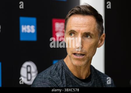 6 ottobre 2021, Belleville, New Jersey, Stati Uniti: New York, New York, Stati Uniti. 6 ottobre 2021..il capo-allenatore dei Brooklyn Nets Steve Nash parla con i giornalisti in un bar di fronte a domande e risposte durante una sessione di formazione tenutasi presso il centro di formazione Hospital for Special Surgery (HSS) di Industry City, Brooklyn mercoledì 6 ottobre 2021 a New York City, USA... credito: Stefan Jeremiah/ZUMA Wire (immagine di credito: © Stefan Jeremiah/ZUMA Press Wire) Foto Stock