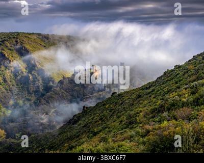 FRANCIA. OCCITANY. AUDE (11) VALLE ORBIEL. I CASTELLI DI LASTOURS IMMERSI NELLA NEBBIA (QUATTRO ANTICHI CASTELLI CATARI DEL XII SECOLO? E XIII? SECOLI Foto Stock