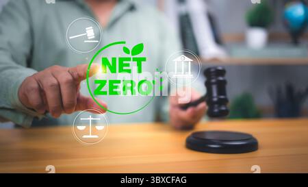 Zero netto e concetto di legge sul clima che mostra un giudice con martelletto e icone legali, simboleggiando la politica ambientale, la giustizia e la regolamentazione della neutralità del carbonio Foto Stock