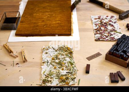 Pannello in legno spazzolato per artigianato decorativo con carta floreale fatta a mano. Progetto artistico ecologico con materiali naturali e carta botanica. DI creativo Foto Stock