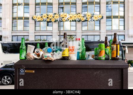 Bottiglie di birra vuote, tazze, confezioni da asporto, lattine e tovaglioli sporchi lasciati davanti ai grandi magazzini la Samaritaine nel primo arrondissement Foto Stock