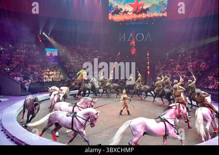 Mosca, Russia. 17 luglio 2025. Gli artisti si esibiscono durante il World Circus Art Festival 'IDOL-2025' a Mosca, Russia, il 17 luglio 2025. Il festival si svolge qui dal 17 al 20 luglio. Crediti: Alexander Zemlianichenko Jr/Xinhua/Alamy Live News Foto Stock