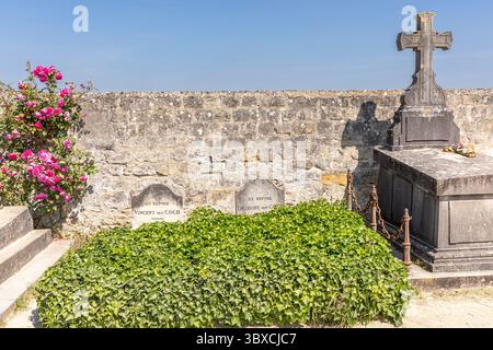 Auvers sur Oise, Francia - 28 maggio 2025: Tombe dei fratelli Van Gogh nel cimitero di Auvers-sur-Oise, vicino a Parigi, che riposano fianco a fianco Foto Stock