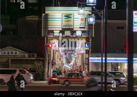 Kyoto, Giappone. L'ingresso illuminato alla galleria della strada dello shopping Sanjo Meitengai di notte a Kyoto. Foto Stock