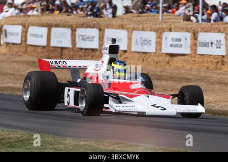 1974 McLaren M23 Grand Prix guida su una pista in salita al Goodwood Festival of Speed 2025 Motorsport and Motoring event Foto Stock