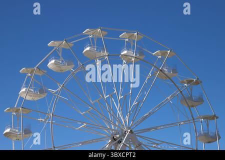 Strada panoramica in un parco pubblico sullo sfondo blu del cielo, immagine orizzontale Foto Stock