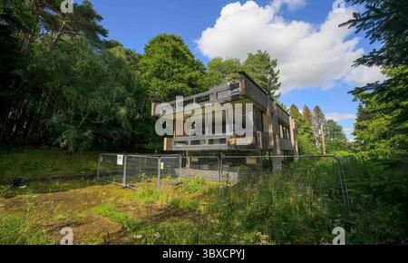 18 giugno 2025 Bernat Klein Studio Galashiels, TD1 3PQ questa splendida casa è in arrivo per un'asta al prezzo di £ 18000 vicino a Selkirk. Annidato accanto alla A707 vicino a Selkirk, il Bernat Klein Studio è un'impressionante opera di architettura tardo modernista di Peter Womersley, costruita nel 1972 come centro creativo per il famoso designer tessile Bernat Klein. Concepito sia come studio di lavoro che come spazio espositivo, ha celebrato l'intersezione tra artigianato industriale e visione artistica. Una struttura a due piani in cemento e mattoni con potenti sbalzi orizzontali, ampie vetrate senza cornice e una Foto Stock