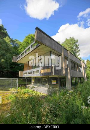 18 giugno 2025 Bernat Klein Studio Galashiels, TD1 3PQ questa splendida casa è in arrivo per un'asta al prezzo di £ 18000 vicino a Selkirk. Annidato accanto alla A707 vicino a Selkirk, il Bernat Klein Studio è un'impressionante opera di architettura tardo modernista di Peter Womersley, costruita nel 1972 come centro creativo per il famoso designer tessile Bernat Klein. Concepito sia come studio di lavoro che come spazio espositivo, ha celebrato l'intersezione tra artigianato industriale e visione artistica. Una struttura a due piani in cemento e mattoni con potenti sbalzi orizzontali, ampie vetrate senza cornice e una Foto Stock