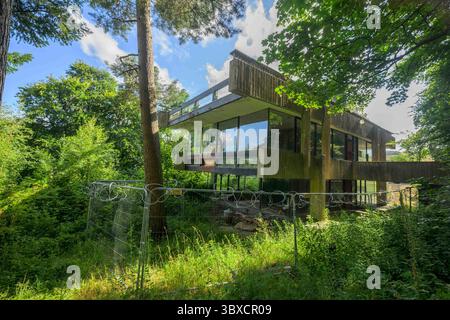 18 giugno 2025 Bernat Klein Studio Galashiels, TD1 3PQ questa splendida casa è in arrivo per un'asta al prezzo di £ 18000 vicino a Selkirk. Annidato accanto alla A707 vicino a Selkirk, il Bernat Klein Studio è un'impressionante opera di architettura tardo modernista di Peter Womersley, costruita nel 1972 come centro creativo per il famoso designer tessile Bernat Klein. Concepito sia come studio di lavoro che come spazio espositivo, ha celebrato l'intersezione tra artigianato industriale e visione artistica. Una struttura a due piani in cemento e mattoni con potenti sbalzi orizzontali, ampie vetrate senza cornice e una Foto Stock