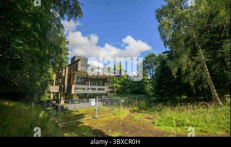 18 giugno 2025 Bernat Klein Studio Galashiels, TD1 3PQ questa splendida casa è in arrivo per un'asta al prezzo di £ 18000 vicino a Selkirk. Annidato accanto alla A707 vicino a Selkirk, il Bernat Klein Studio è un'impressionante opera di architettura tardo modernista di Peter Womersley, costruita nel 1972 come centro creativo per il famoso designer tessile Bernat Klein. Concepito sia come studio di lavoro che come spazio espositivo, ha celebrato l'intersezione tra artigianato industriale e visione artistica. Una struttura a due piani in cemento e mattoni con potenti sbalzi orizzontali, ampie vetrate senza cornice e una Foto Stock