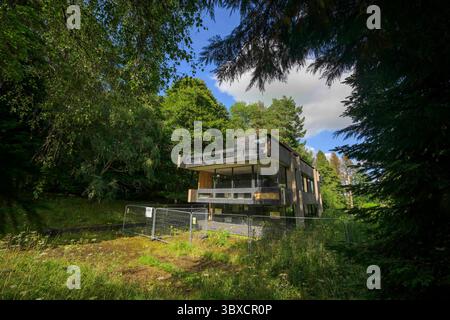 18 giugno 2025 Bernat Klein Studio Galashiels, TD1 3PQ questa splendida casa è in arrivo per un'asta al prezzo di £ 18000 vicino a Selkirk. Annidato accanto alla A707 vicino a Selkirk, il Bernat Klein Studio è un'impressionante opera di architettura tardo modernista di Peter Womersley, costruita nel 1972 come centro creativo per il famoso designer tessile Bernat Klein. Concepito sia come studio di lavoro che come spazio espositivo, ha celebrato l'intersezione tra artigianato industriale e visione artistica. Una struttura a due piani in cemento e mattoni con potenti sbalzi orizzontali, ampie vetrate senza cornice e una Foto Stock