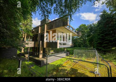 18 giugno 2025 Bernat Klein Studio Galashiels, TD1 3PQ questa splendida casa è in arrivo per un'asta al prezzo di £ 18000 vicino a Selkirk. Annidato accanto alla A707 vicino a Selkirk, il Bernat Klein Studio è un'impressionante opera di architettura tardo modernista di Peter Womersley, costruita nel 1972 come centro creativo per il famoso designer tessile Bernat Klein. Concepito sia come studio di lavoro che come spazio espositivo, ha celebrato l'intersezione tra artigianato industriale e visione artistica. Una struttura a due piani in cemento e mattoni con potenti sbalzi orizzontali, ampie vetrate senza cornice e una Foto Stock