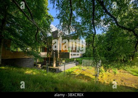 18 giugno 2025 Bernat Klein Studio Galashiels, TD1 3PQ questa splendida casa è in arrivo per un'asta al prezzo di £ 18000 vicino a Selkirk. Annidato accanto alla A707 vicino a Selkirk, il Bernat Klein Studio è un'impressionante opera di architettura tardo modernista di Peter Womersley, costruita nel 1972 come centro creativo per il famoso designer tessile Bernat Klein. Concepito sia come studio di lavoro che come spazio espositivo, ha celebrato l'intersezione tra artigianato industriale e visione artistica. Una struttura a due piani in cemento e mattoni con potenti sbalzi orizzontali, ampie vetrate senza cornice e una Foto Stock