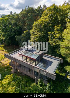 18 giugno 2025 Bernat Klein Studio Galashiels, TD1 3PQ questa splendida casa è in arrivo per un'asta al prezzo di £ 18000 vicino a Selkirk. Annidato accanto alla A707 vicino a Selkirk, il Bernat Klein Studio è un'impressionante opera di architettura tardo modernista di Peter Womersley, costruita nel 1972 come centro creativo per il famoso designer tessile Bernat Klein. Concepito sia come studio di lavoro che come spazio espositivo, ha celebrato l'intersezione tra artigianato industriale e visione artistica. Una struttura a due piani in cemento e mattoni con potenti sbalzi orizzontali, ampie vetrate senza cornice e una Foto Stock