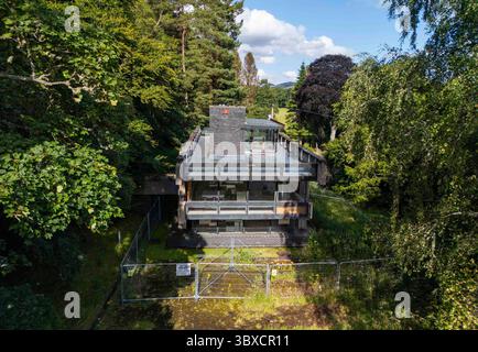 18 giugno 2025 Bernat Klein Studio Galashiels, TD1 3PQ questa splendida casa è in arrivo per un'asta al prezzo di £ 18000 vicino a Selkirk. Annidato accanto alla A707 vicino a Selkirk, il Bernat Klein Studio è un'impressionante opera di architettura tardo modernista di Peter Womersley, costruita nel 1972 come centro creativo per il famoso designer tessile Bernat Klein. Concepito sia come studio di lavoro che come spazio espositivo, ha celebrato l'intersezione tra artigianato industriale e visione artistica. Una struttura a due piani in cemento e mattoni con potenti sbalzi orizzontali, ampie vetrate senza cornice e una Foto Stock