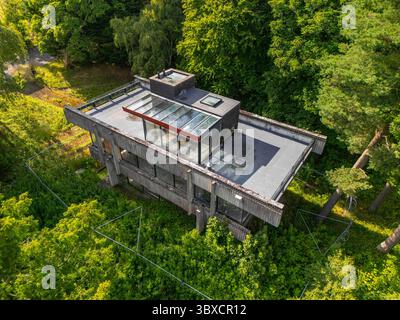 18 giugno 2025 Bernat Klein Studio Galashiels, TD1 3PQ questa splendida casa è in arrivo per un'asta al prezzo di £ 18000 vicino a Selkirk. Annidato accanto alla A707 vicino a Selkirk, il Bernat Klein Studio è un'impressionante opera di architettura tardo modernista di Peter Womersley, costruita nel 1972 come centro creativo per il famoso designer tessile Bernat Klein. Concepito sia come studio di lavoro che come spazio espositivo, ha celebrato l'intersezione tra artigianato industriale e visione artistica. Una struttura a due piani in cemento e mattoni con potenti sbalzi orizzontali, ampie vetrate senza cornice e una Foto Stock