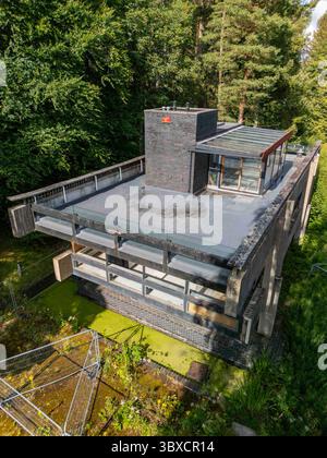 18 giugno 2025 Bernat Klein Studio Galashiels, TD1 3PQ questa splendida casa è in arrivo per un'asta al prezzo di £ 18000 vicino a Selkirk. Annidato accanto alla A707 vicino a Selkirk, il Bernat Klein Studio è un'impressionante opera di architettura tardo modernista di Peter Womersley, costruita nel 1972 come centro creativo per il famoso designer tessile Bernat Klein. Concepito sia come studio di lavoro che come spazio espositivo, ha celebrato l'intersezione tra artigianato industriale e visione artistica. Una struttura a due piani in cemento e mattoni con potenti sbalzi orizzontali, ampie vetrate senza cornice e una Foto Stock