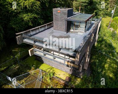 18 giugno 2025 Bernat Klein Studio Galashiels, TD1 3PQ questa splendida casa è in arrivo per un'asta al prezzo di £ 18000 vicino a Selkirk. Annidato accanto alla A707 vicino a Selkirk, il Bernat Klein Studio è un'impressionante opera di architettura tardo modernista di Peter Womersley, costruita nel 1972 come centro creativo per il famoso designer tessile Bernat Klein. Concepito sia come studio di lavoro che come spazio espositivo, ha celebrato l'intersezione tra artigianato industriale e visione artistica. Una struttura a due piani in cemento e mattoni con potenti sbalzi orizzontali, ampie vetrate senza cornice e una Foto Stock