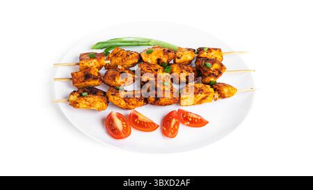 Spiedini di pollo con verdure su piatto bianco isolato su sfondo bianco. Souvlaki isolato. Foto di alta qualità Foto Stock