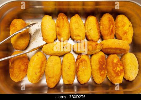 Diverse polpette fritte succose in olio, primo piano. Foto Stock