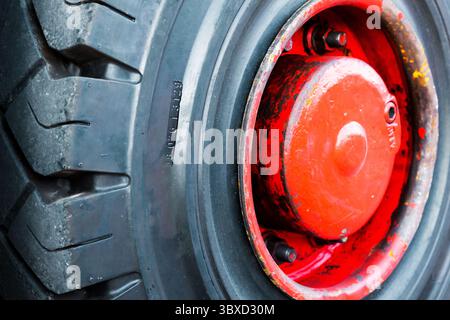 Ruota di un potente carrello con dischi rossi, primo piano. Foto Stock