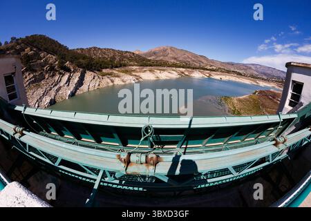Vista della porta silenziosa del bacino idrico di Villajoyosa Foto Stock
