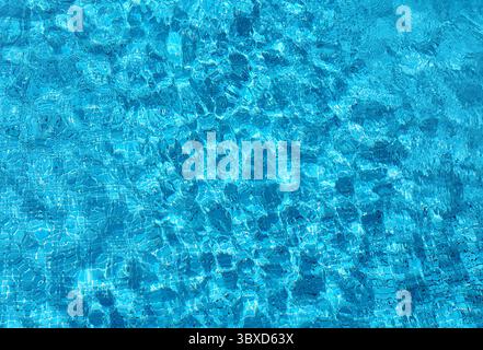 Acqua strappata blu in piscina, sfondo brillante Foto Stock