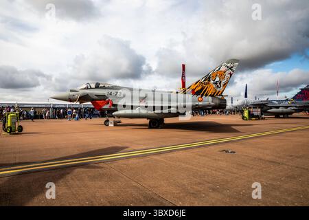 Fairford, Regno Unito. 18 luglio 2025. La RAF Fairford apre oggi per tre giorni, i visitatori entusiasti potranno sperimentare i panorami e i suoni emozionanti di oltre duecentocinquanta aerei di tutte le forme e dimensioni, da tutte le epoche a terra e in aria. Le condizioni di volo erano eccellenti con Blue Skies. Ci sono state più di 4 ore di volo venerdì, sabato e domenica avranno più di sette ore. Crediti: Keith Larby/Alamy Live News Foto Stock