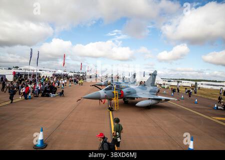 Fairford, Regno Unito. 18 luglio 2025. La RAF Fairford apre oggi per tre giorni, i visitatori entusiasti potranno sperimentare i panorami e i suoni emozionanti di oltre duecentocinquanta aerei di tutte le forme e dimensioni, da tutte le epoche a terra e in aria. Le condizioni di volo erano eccellenti con Blue Skies. Ci sono state più di 4 ore di volo venerdì, sabato e domenica avranno più di sette ore. Crediti: Keith Larby/Alamy Live News Foto Stock