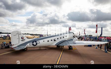 Fairford, Regno Unito. 18 luglio 2025. La RAF Fairford apre oggi per tre giorni, i visitatori entusiasti potranno sperimentare i panorami e i suoni emozionanti di oltre duecentocinquanta aerei di tutte le forme e dimensioni, da tutte le epoche a terra e in aria. Le condizioni di volo erano eccellenti con Blue Skies. Ci sono state più di 4 ore di volo venerdì, sabato e domenica avranno più di sette ore. Crediti: Keith Larby/Alamy Live News Foto Stock