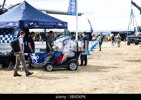 Fairford, Regno Unito. 18 luglio 2025. La RAF Fairford apre oggi per tre giorni, i visitatori entusiasti potranno sperimentare i panorami e i suoni emozionanti di oltre duecentocinquanta aerei di tutte le forme e dimensioni, da tutte le epoche a terra e in aria. Le condizioni di volo erano eccellenti con Blue Skies. Ci sono state più di 4 ore di volo venerdì, sabato e domenica avranno più di sette ore. Crediti: Keith Larby/Alamy Live News Foto Stock