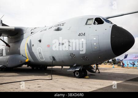 Fairford, Regno Unito. 18 luglio 2025. La RAF Fairford apre oggi per tre giorni, i visitatori entusiasti potranno sperimentare i panorami e i suoni emozionanti di oltre duecentocinquanta aerei di tutte le forme e dimensioni, da tutte le epoche a terra e in aria. Le condizioni di volo erano eccellenti con Blue Skies. Ci sono state più di 4 ore di volo venerdì, sabato e domenica avranno più di sette ore. Crediti: Keith Larby/Alamy Live News Foto Stock