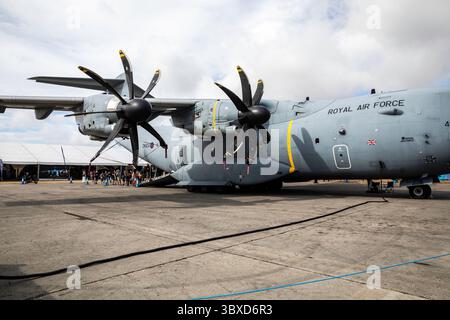 Fairford, Regno Unito. 18 luglio 2025. La RAF Fairford apre oggi per tre giorni, i visitatori entusiasti potranno sperimentare i panorami e i suoni emozionanti di oltre duecentocinquanta aerei di tutte le forme e dimensioni, da tutte le epoche a terra e in aria. Le condizioni di volo erano eccellenti con Blue Skies. Ci sono state più di 4 ore di volo venerdì, sabato e domenica avranno più di sette ore. Crediti: Keith Larby/Alamy Live News Foto Stock