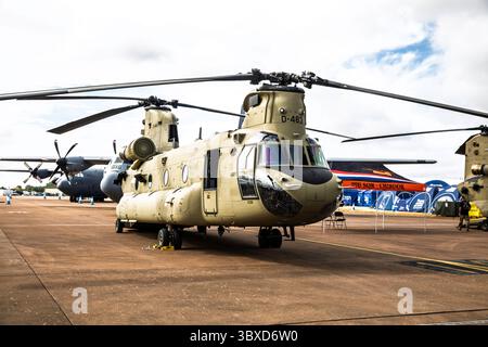 Fairford, Regno Unito. 18 luglio 2025. La RAF Fairford apre oggi per tre giorni, i visitatori entusiasti potranno sperimentare i panorami e i suoni emozionanti di oltre duecentocinquanta aerei di tutte le forme e dimensioni, da tutte le epoche a terra e in aria. Le condizioni di volo erano eccellenti con Blue Skies. Ci sono state più di 4 ore di volo venerdì, sabato e domenica avranno più di sette ore. Crediti: Keith Larby/Alamy Live News Foto Stock