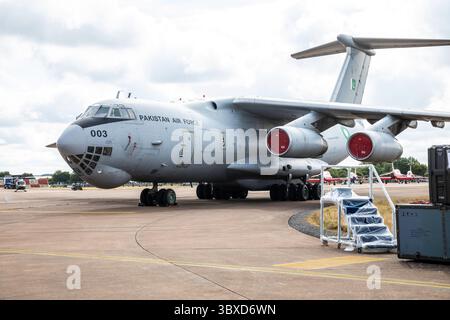 Fairford, Regno Unito. 18 luglio 2025. La RAF Fairford apre oggi per tre giorni, i visitatori entusiasti potranno sperimentare i panorami e i suoni emozionanti di oltre duecentocinquanta aerei di tutte le forme e dimensioni, da tutte le epoche a terra e in aria. Le condizioni di volo erano eccellenti con Blue Skies. Ci sono state più di 4 ore di volo venerdì, sabato e domenica avranno più di sette ore. Crediti: Keith Larby/Alamy Live News Foto Stock