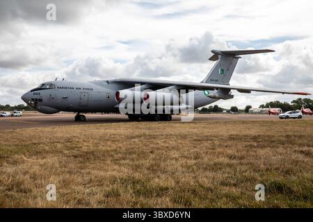 Fairford, Regno Unito. 18 luglio 2025. La RAF Fairford apre oggi per tre giorni, i visitatori entusiasti potranno sperimentare i panorami e i suoni emozionanti di oltre duecentocinquanta aerei di tutte le forme e dimensioni, da tutte le epoche a terra e in aria. Le condizioni di volo erano eccellenti con Blue Skies. Ci sono state più di 4 ore di volo venerdì, sabato e domenica avranno più di sette ore. Crediti: Keith Larby/Alamy Live News Foto Stock