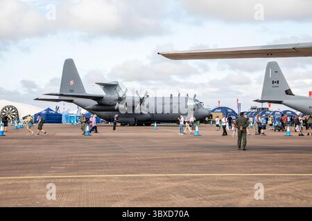 Fairford, Regno Unito. 18 luglio 2025. La RAF Fairford apre oggi per tre giorni, i visitatori entusiasti potranno sperimentare i panorami e i suoni emozionanti di oltre duecentocinquanta aerei di tutte le forme e dimensioni, da tutte le epoche a terra e in aria. Le condizioni di volo erano eccellenti con Blue Skies. Ci sono state più di 4 ore di volo venerdì, sabato e domenica avranno più di sette ore. Crediti: Keith Larby/Alamy Live News Foto Stock