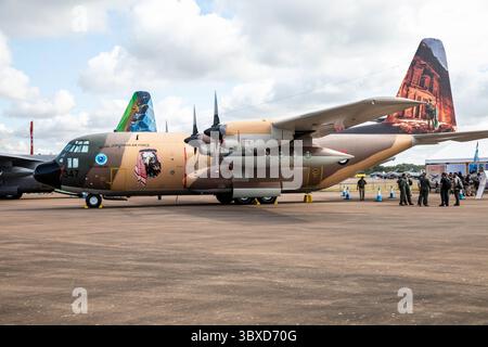 Fairford, Regno Unito. 18 luglio 2025. La RAF Fairford apre oggi per tre giorni, i visitatori entusiasti potranno sperimentare i panorami e i suoni emozionanti di oltre duecentocinquanta aerei di tutte le forme e dimensioni, da tutte le epoche a terra e in aria. Le condizioni di volo erano eccellenti con Blue Skies. Ci sono state più di 4 ore di volo venerdì, sabato e domenica avranno più di sette ore. Crediti: Keith Larby/Alamy Live News Foto Stock