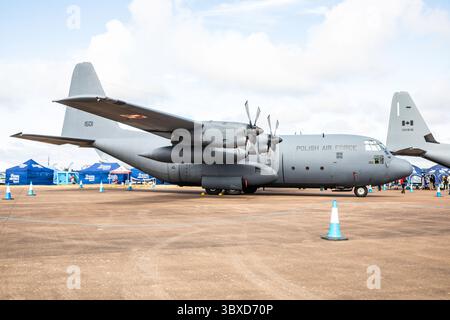 Fairford, Regno Unito. 18 luglio 2025. La RAF Fairford apre oggi per tre giorni, i visitatori entusiasti potranno sperimentare i panorami e i suoni emozionanti di oltre duecentocinquanta aerei di tutte le forme e dimensioni, da tutte le epoche a terra e in aria. Le condizioni di volo erano eccellenti con Blue Skies. Ci sono state più di 4 ore di volo venerdì, sabato e domenica avranno più di sette ore. Crediti: Keith Larby/Alamy Live News Foto Stock